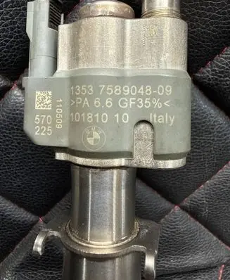 BMW 3 E90 E91 Fuel injector 7589048 758904809 PA66GF3596