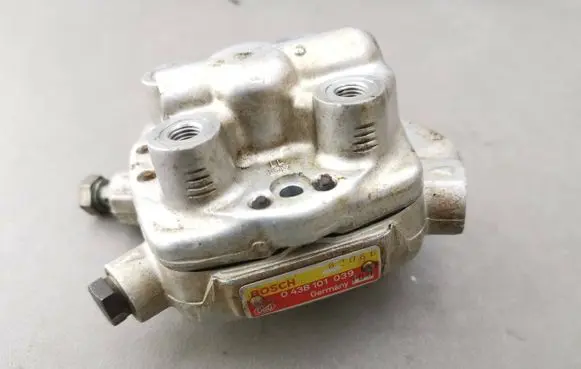 Audi 80 90 B3 Fuel distributor 0438101039