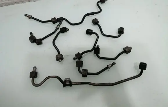 Fuel injector supply line/pipe