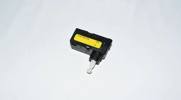 Mercedes-Benz C W204 Headlight level adjustment motor 0307853306