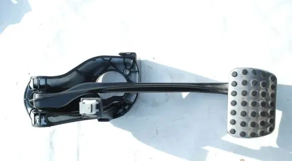 Mercedes-Benz E W212 Brake pedal A2042902301 1106237212