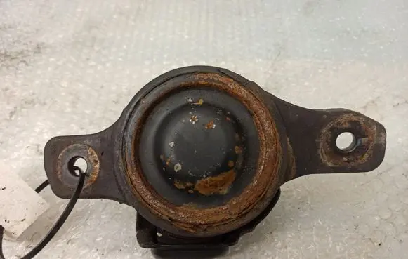 Subaru Legacy Engine mount bracket