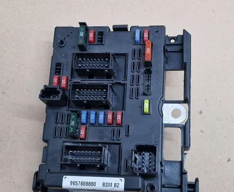 Peugeot 307 Fuse module 9657608880