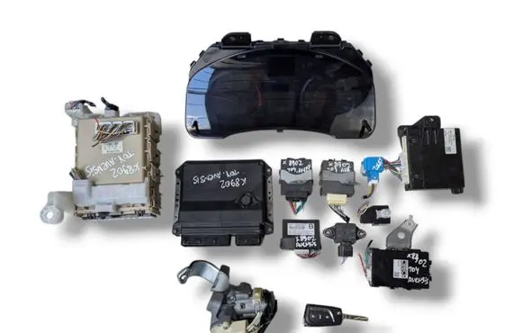 Toyota Avensis T270 Engine ECU kit and lock set MB275900-8960 89661-05N50