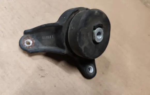 Honda Accord Engine mount bracket