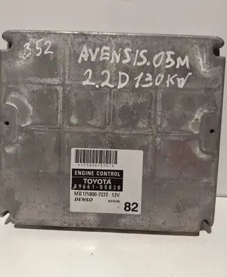 Toyota Avensis T250 Engine control unit/module 8966105820 MB1758007372