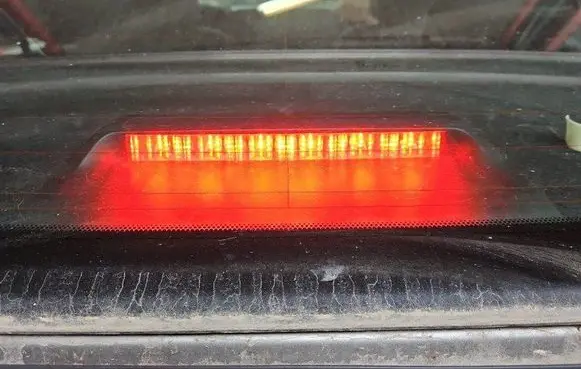 Third/center stoplight