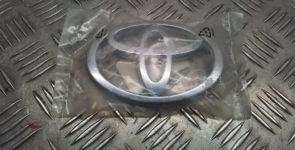 Toyota Avensis T220 Manufacturer badge logo/emblem 7531105020