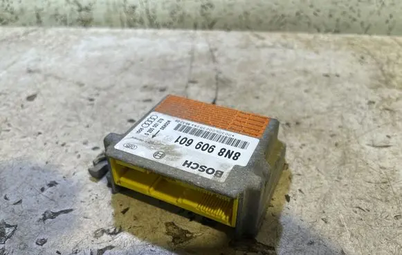 Audi TT Mk1 Airbag control unit/module 8N8909601