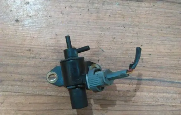 Volvo S40, V40 Turbo solenoid valve 7700875912