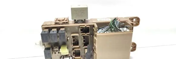 Toyota Corolla Verso E121 Fuse module 8264113040