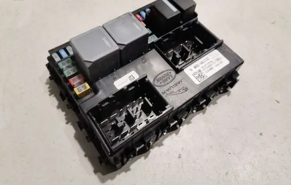 Land Rover Defender Fuse module M8B214A073GC