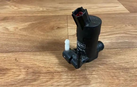 Ford Focus Windscreen/windshield washer pump 1S7117K624FE T655C