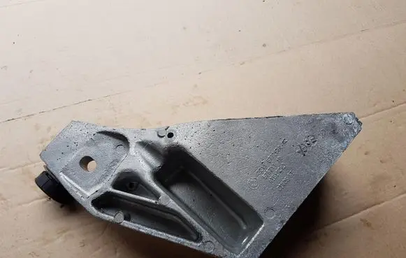 BMW X5 E70 Engine mount bracket 6772680