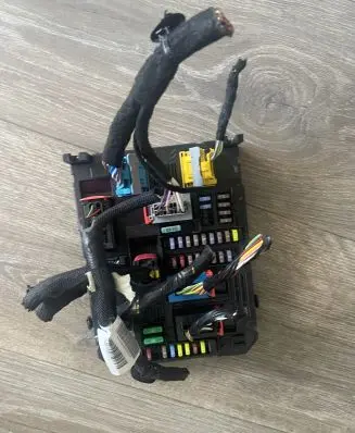 Opel Mokka B Fuse module 9832880380