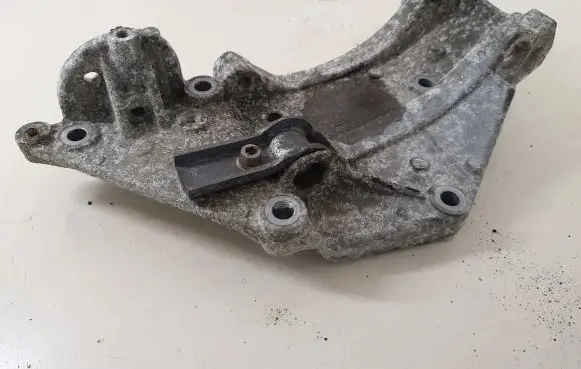 Ford C-MAX I Generator/alternator bracket 9682367380