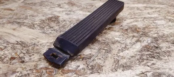 Mercedes-Benz 380 560SEC C126 Accelerator throttle pedal 1263000504