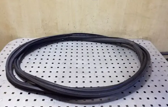 Trunk rubber seal (body)