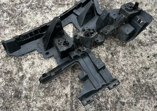 Front bumper mounting bracket