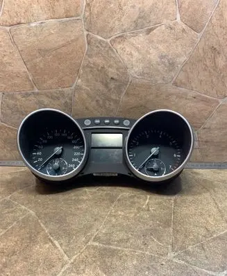 Mercedes-Benz ML W164 Speedometer (instrument cluster) A1645408747