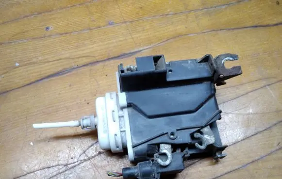 Audi A4 S4 B6 8E 8H Front door lock 8D1837016A