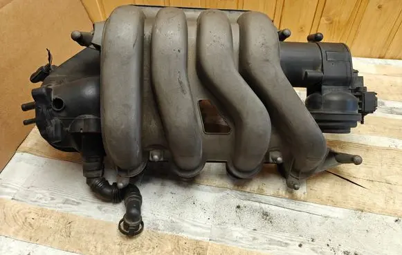 Volkswagen PASSAT B6 Intake manifold 06F133210K
