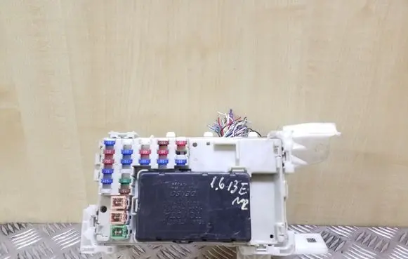 Toyota Corolla E120 E130 Fuse module 8264102060 MB2323008531