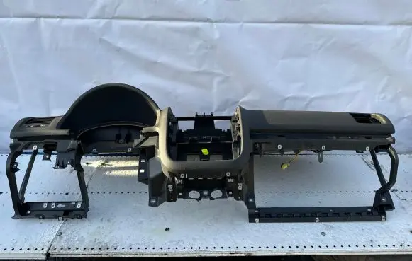 Volkswagen Golf V Dashboard 1K1857669 1K1858295 1155D300635