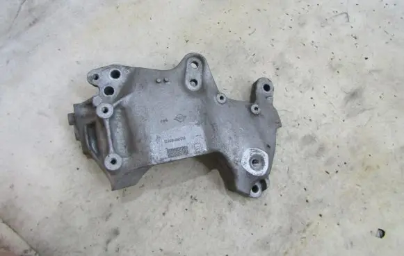 Opel Vivaro Engine mount bracket 112313054R