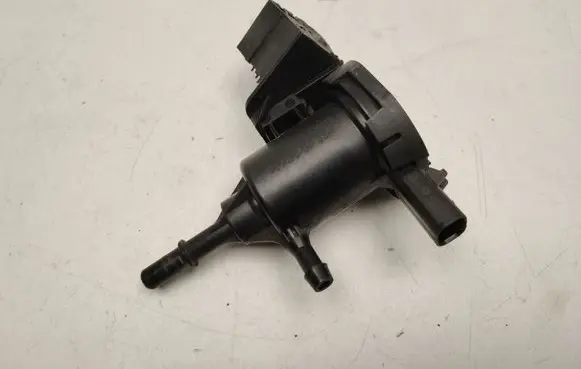 Mercedes-Benz CLS C218 X218 Valve A0014760532