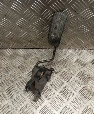 Accelerator throttle pedal