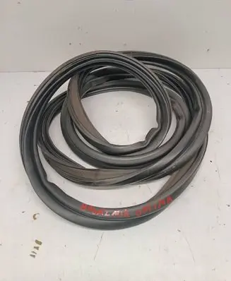 Trunk rubber seal (body)