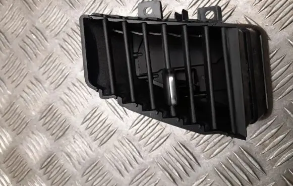 Rear air vent grill