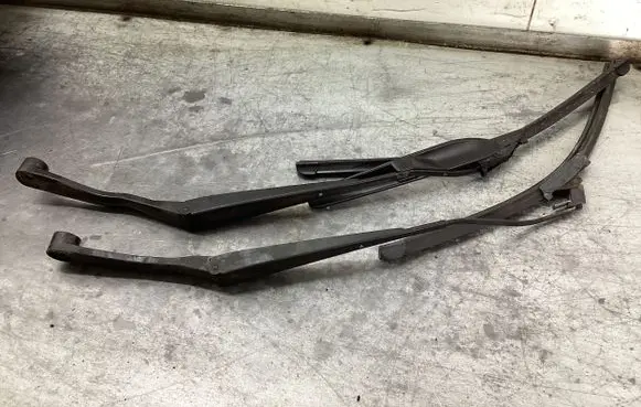 Subaru Outback Front wiper blade arm 35551LD 35555LA