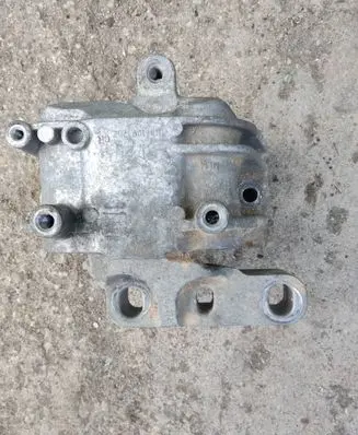 Engine mount bracket