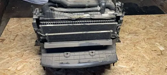 Land Rover Discovery 4 - LR4 Coolant radiator AH328T000CG AH328005BA