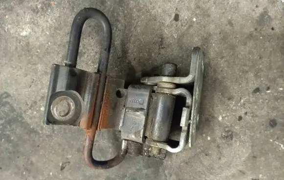 Audi A6 S6 C5 4B Front door lower hinge 4b0831411b