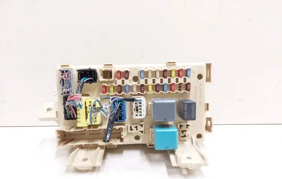 Toyota Avensis T250 Fuse module 8264105020A 07011820253301