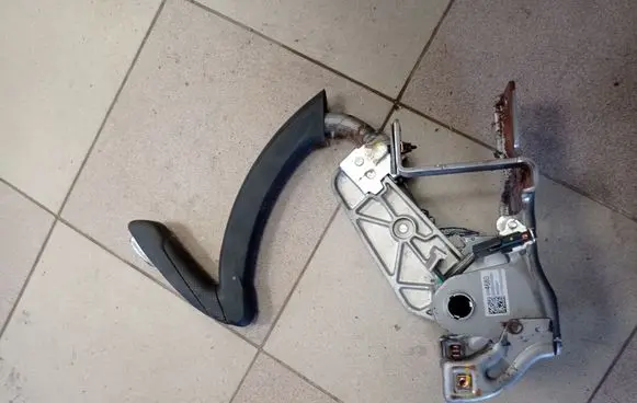 Buick Encore I Handbrake/parking brake lever assembly 42504680 688309947