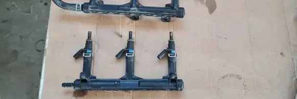 Audi A6 C7 Fuel distributor 06E133681L 06E133682C