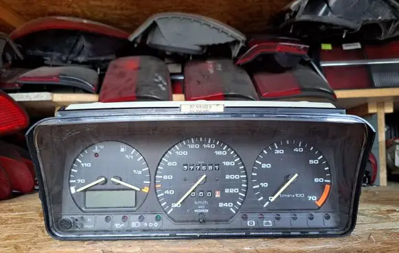 Volkswagen PASSAT B3 Speedometer (instrument cluster) 357919033D 6160464001