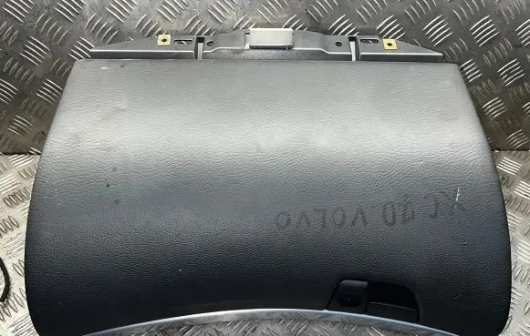 Volvo XC70 Glove box 3865