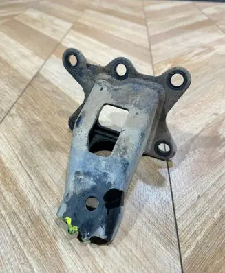 Nissan Navara D23 Engine mount bracket 