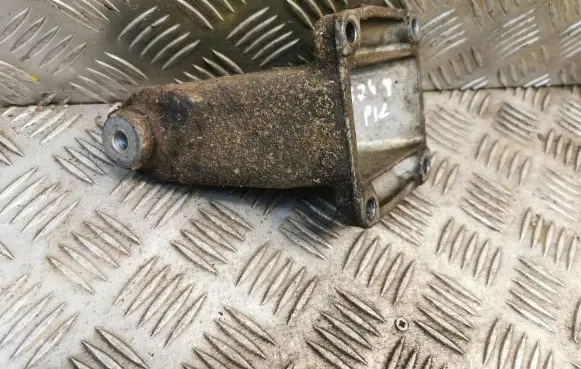 Mercedes-Benz E W210 Engine mounting bracket