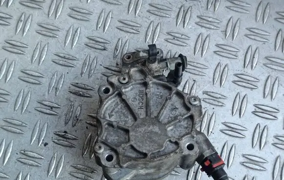 Land Rover Freelander 2 - LR2 Vacuum pump D171B1C2 2211P
