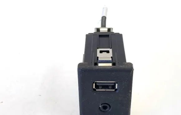 Opel Zafira C USB socket connector 20868798
