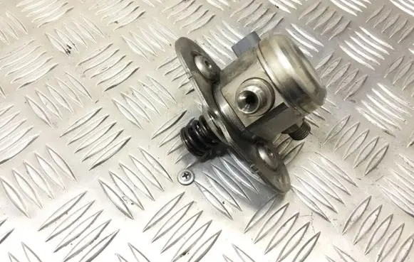 BMW 6 F12 F13 Fuel injection high pressure pump 7599865 13517599865