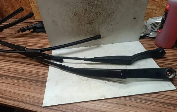 KIA Ceed Front wiper blade arm F087