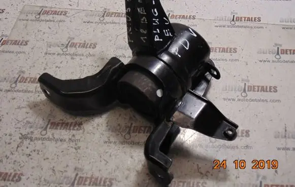 Toyota Prius (XW30) Engine mounting bracket
