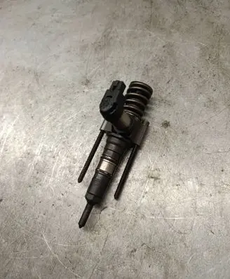 Volkswagen PASSAT B6 Fuel injector 03G130073T